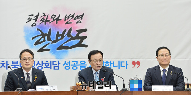 ▲ 이해찬 더불어민주당 대표가 미북정상회담이 열리는 27일 오전 국회에서 열린 확대간부회의에서 모두발언을 하고 있다. 박성원 기자