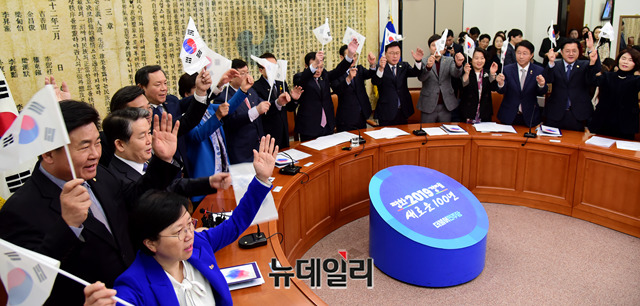 ▲ 이해찬 더불어민주당 대표, 홍영표 원내대표 및 의원들이 25일 오전 국회 당대표회의실에서 3·1독립선언서 낭독 및 만세 재현을 하고 있다.박성원 기자