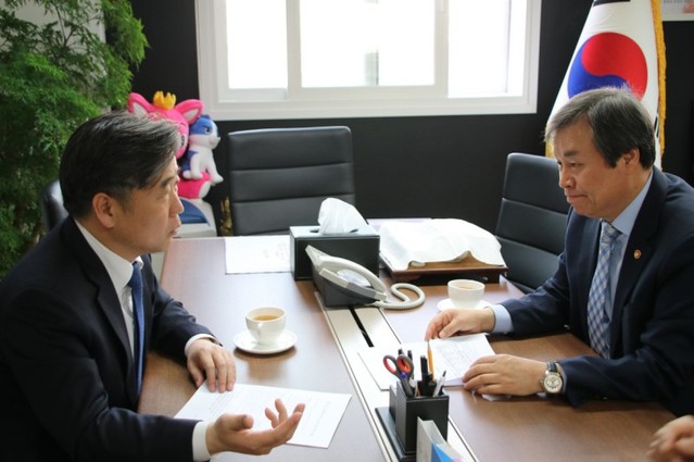 ▲ 이후삼 국회의원(왼쪽)이 도종환 문화체육관광부 장관에게 지역 현안사업을 설명하며 국비 지원을 요청하고 있다.ⓒ이후삼 국회의원사무실