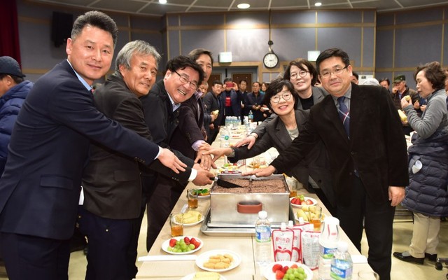 ▲ 최명서 영월군수(사진 왼쪽 3번째)와 찰옥수수사업단 관계자들이 총회 창립을 축하하며 떡케이크를 자르고 있다. ⓒ영월군