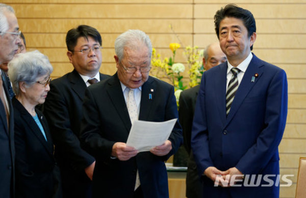 ▲ 일본인 납치 피해자 가족 대표를 만난 아베 일본 총리ⓒ뉴시스. 무단 전재 및 재배포 금지.
