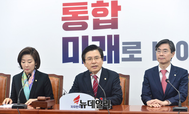 ▲ 황교안 자유한국당 신임 당대표(가운데)가 28일 국회에서 첫 최고위원회의를 주도하고 있다. 왼쪽은 나경원 원내대표. 오른쪽은 조경태 신임 최고위원. ⓒ박성원 기자