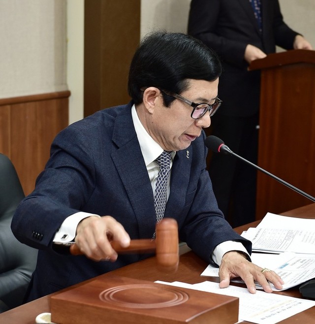 ▲ 지중현 제천시인재육성재단 이사장이 올 장학생 선발계획과 기부금 사용승인 신청안을 확정하고 있는 모습.ⓒ제천시