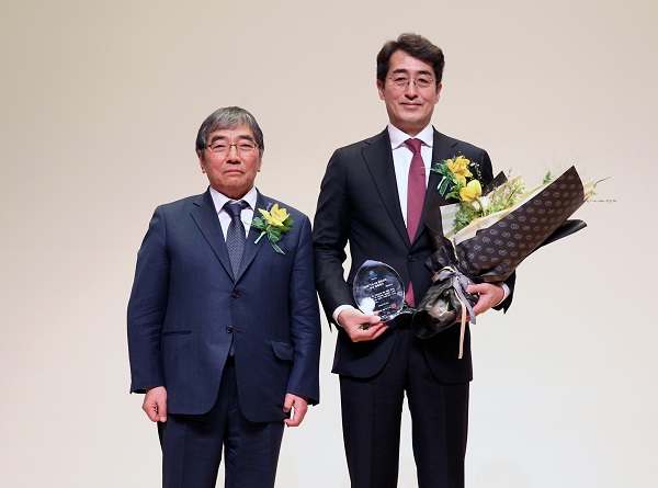 ▲ 지난 27일 서울 여의도 소재 금융감독원 대강당에서 열린 2018년 '1사1교 금융교육' 우수사례 시상식에서 금융감독원장상을 수상한 메리츠화재 김용범 대표이사(오른쪽)가 윤석헌 금융감독원장과 기념사진을 찍고 있다.ⓒ메리츠화재