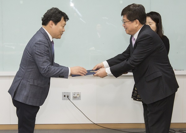 ▲ 최교진 교육감(사진 오른쪽)이 양병찬(공주대학교 교수) 공약이행 추진단 위원에게 위촉장을 수여하고 있다.ⓒ세종시교육청