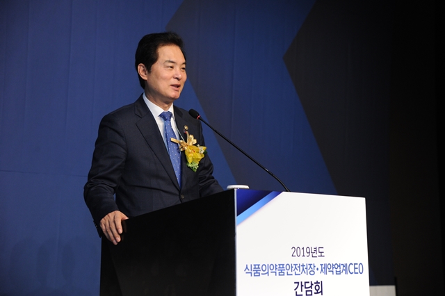 ▲ 류영진 식품의약품안전처 처장이 지난 27일 서울 중구에서 열린 '2019년 식약처장-제약업계 CEO 조찬 간담회'에서 인사말을 하고 있다. ⓒ식품의약품안전처