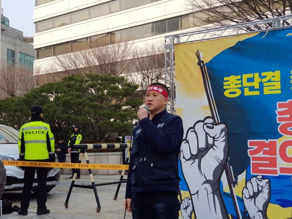 ▲ 전국사무금융서비스노동조합 MG손해보험지부 김동진 위원장은 28일 새마을금고중앙회 본사(서울 강남구) 앞에서 김동주 대표이사를 포함한 무능한 경영진의 교체를 요구하는 총파업 결의대회를 열었다.ⓒ뉴데일리