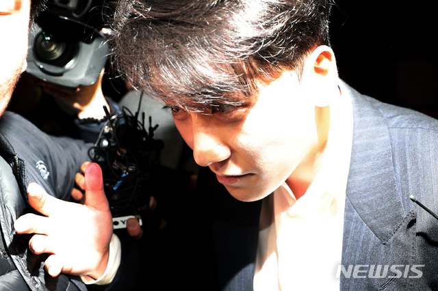 ▲ 자신이 운영에 참여했던 클럽 버닝썬에서 '성접대'를 한 의혹을 받고 있는 가수 승리(본명 이승현)가 28일 오전 서울 종로구 서울지방경찰청에서 조사를 받고 청사를 나서고 있다. ⓒ뉴시스