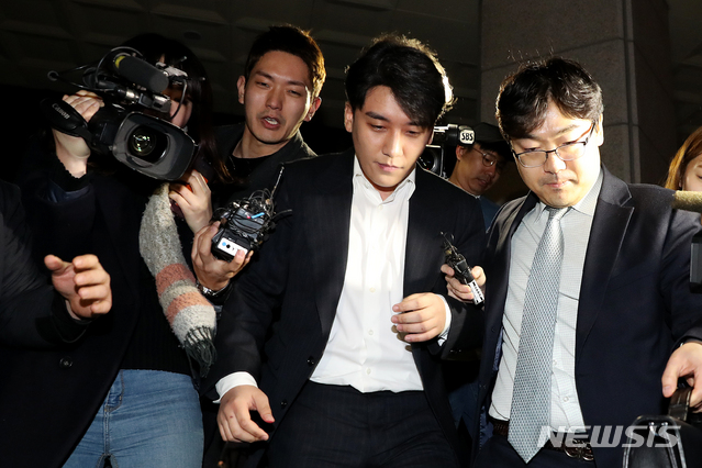 ▲ 자신이 운영에 참여했던 클럽 버닝썬에서 '성접대'를 한 의혹을 받고 있는 가수 승리(본명 이승현)가 28일 오전 서울 종로구 서울지방경찰청에서 조사를 받고 청사를 나서고 있다. ⓒ뉴시스