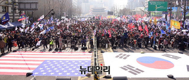 ▲ 3.1절 100주년을 맞아 보수 우파 진영 단체들이 1일 오후 서울 중구 구삼성본관 앞에서 '자유 대한민국 수호를 위한 국민 총궐기 대회'를 열었다. 박성원 기자