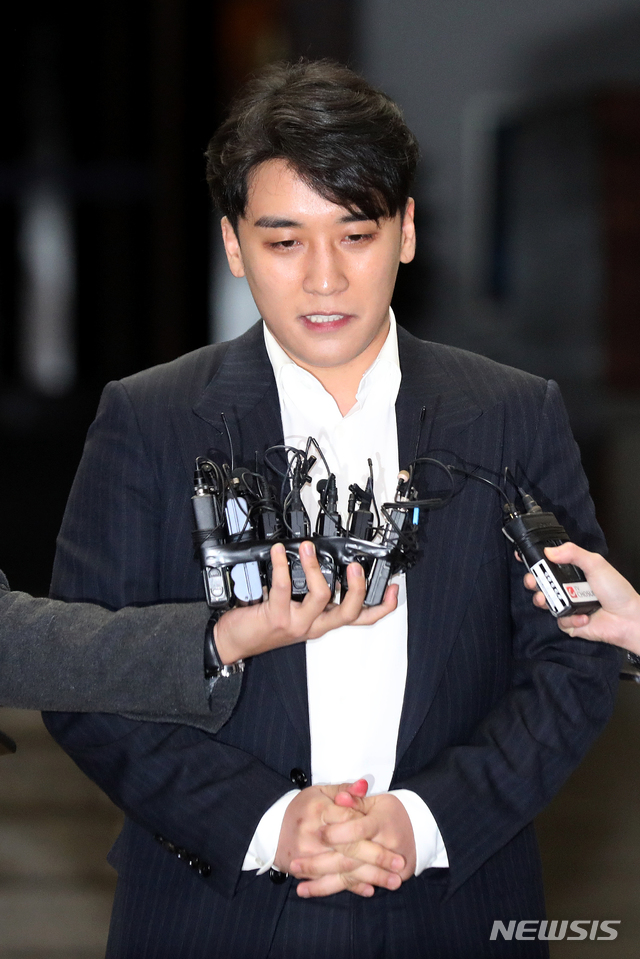 ▲ 자신이 운영에 참여했던 클럽 버닝썬에서 '성접대'를 한 의혹을 받고 있는 가수 승리(본명 이승현)가 28일 오전 서울 종로구 서울지방경찰청에서 조사를 받고 나서며 취재진의 질문에 답변하고 있다. ⓒ뉴시스