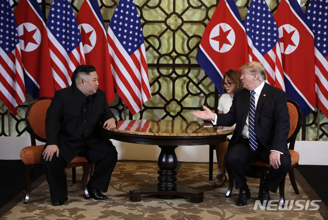 ▲ 28일 단독 정상회담을 시작할 때 김정은과 트럼프 대통령의 모습. 예정된 시간보다 1시간 30분 더 협상을 벌였지만 결국 성과를 내지 못했다. ⓒ뉴시스. 무단전재 및 재배포 금지.