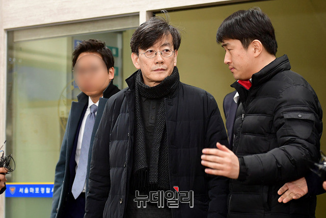 ▲ 손석희 JTBC 대표가 지난 16일 서울 마포경찰서에 출석해 조사를 받은 뒤 귀가하고 있다. 뉴데일리 정상윤 기자