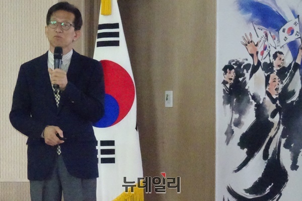 ▲ 김양식 충북연구원 수석연구위원이 28일 충북도청 대회의실에서 열린 3·1운동 100주년 기념학술토론회에서 주제 발표를 하고 있다.ⓒ박근주 기자