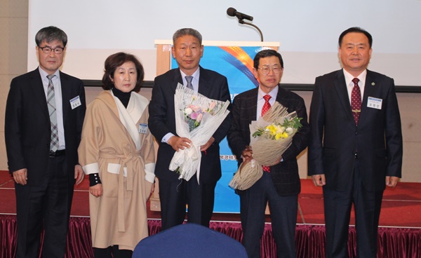 ▲ 차태환 ㈜아이앤에스 대표(사진 가운데)가 28일 (사)충북경제포럼 제201차 정기총회에서 대표로 선출됐다.ⓒ충북도