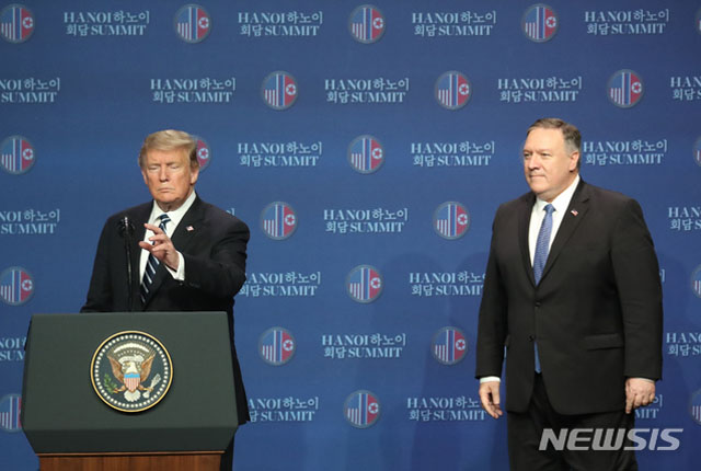 ▲ 28일 미북 단독회담이 결렬된 뒤 기자회견장에 나오는 도널드 트럼프 미국 대통령과 마이크 폼페이오 국무장관. 트럼프 대통령의 표정이 눈길을 끈다. ⓒ뉴시스. 무단전재 및 재배포 금지.
