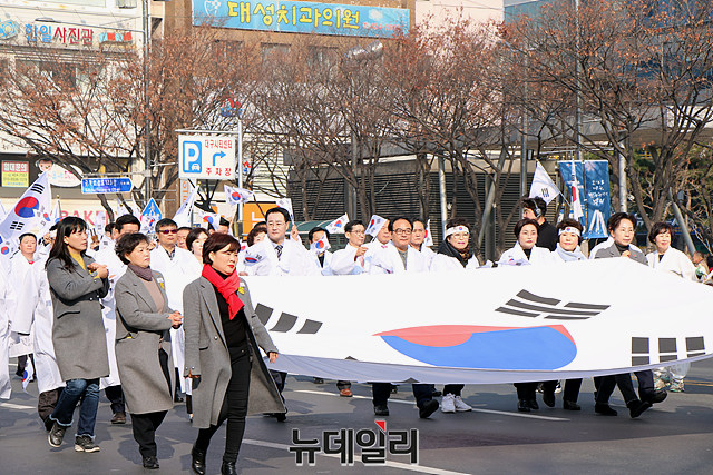▲ 3.1운동 100주년을 맞어 거리 행진 퍼포먼스가 펼쳐지고 있다.ⓒ이지연 기자