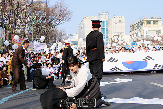 ▲ 2.28국채보상운동기념공원 앞에서 독립운동 거리극이 펼쳐지고 있다.ⓒ이지연 기자
