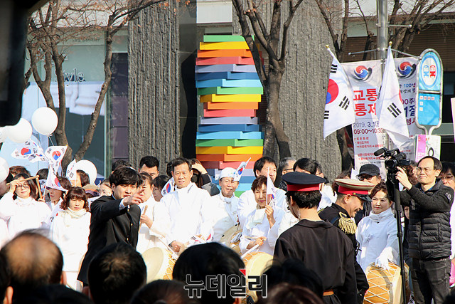 ▲ 항일운동 공연을 펼치며 열연하고 있다.ⓒ뉴데일리