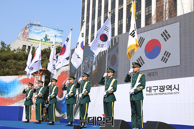 ▲ 제2작전사령부 의장대가 ‘독립역사 태극기’ 입장식을 진행하고 있다.ⓒ뉴데일리