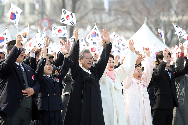 ▲ 문재인 대통령과 김정숙 여사가 1일 열린 3.1절 100주년 기념식에서 만세를 외치고 있다. 사진제공=청와대