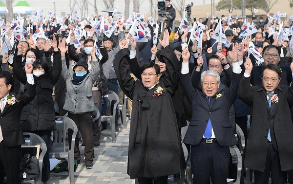 ▲ 이춘희 시장과 서금택 세종시의장, 시민들이 1일 세종 호수공원에서 열린 제100주년 3·1절 기념식에서 만세삼창을 부르고 있다.ⓒ세종시