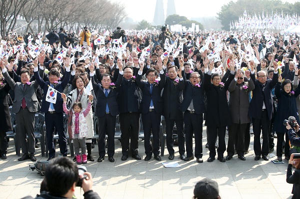 ▲ 양승조 충남도지사는 1일 천안 독립기념관에서 이준식 독립기념관장과 도민 등이 참석한 가운데 3·1운동 100주년 기념식을 가진뒤 참석자들과 함께 만세삼창을 하고 있다.ⓒ충남도