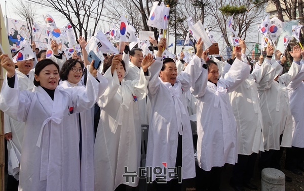 ▲ 1일 청주시 남주동 청주장터 만세공원에서 열린 ‘만세행진·시민대회’에서 참석자들이 만세삼창을 하고 있다.ⓒ박근주 기자