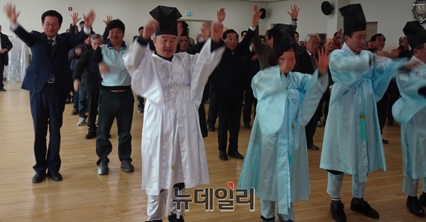 ▲ 1일 청주시 가덕면주민자치센터 3층에서 열린 동오 신홍식 선생 추모제에서 참석자들이 만세삼창을 하고 있다.ⓒ박근주 기자