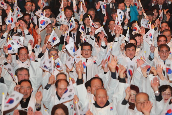 ▲ 이시종 충북도지사를 비롯한 각급 기관장과 광복회원, 유가족 등이 참석한 가운데 열린 3·1운동 기념식에서 참석자들이 만세삼창을 하고 있다.ⓒ충북도