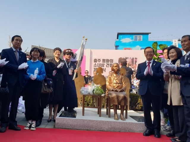 ▲ 이종배 국회의원(오른쪽)과 조길형 충주시장(왼쪽)등이 참석한 가운데 제막된 ‘평화의 소녀상’제막행사 모습.ⓒ충주평화의소녀상건립추진위