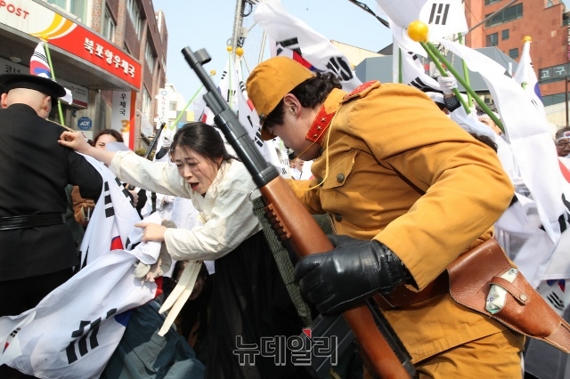 ▲ 3.1운동 100주년 기념행사에서 그날의 만세시위를 재현하는 퍼포먼스 장면.ⓒ뉴데일리