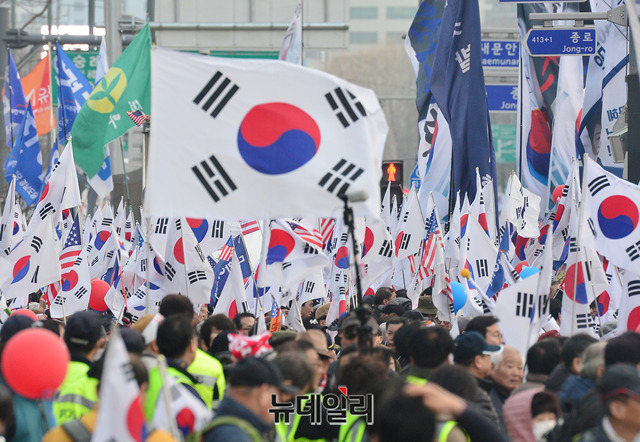 ▲ 1일 오후 1시부터 서울역, 광화문광장에서 대한애국당의 태극기 집회가 열렸다.ⓒ박성원 기자