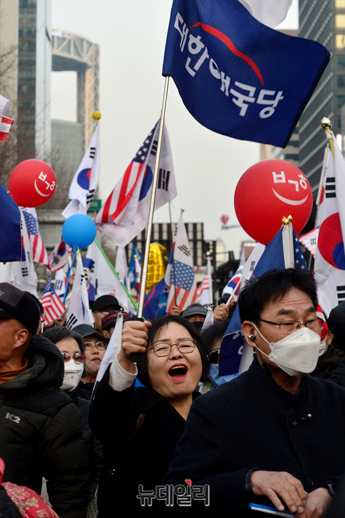 ▲ 1일 오후 전국 각지에서 모인 시민들이 집회에 참가해 태극기를 흔들고 있다.ⓒ박성원 기자