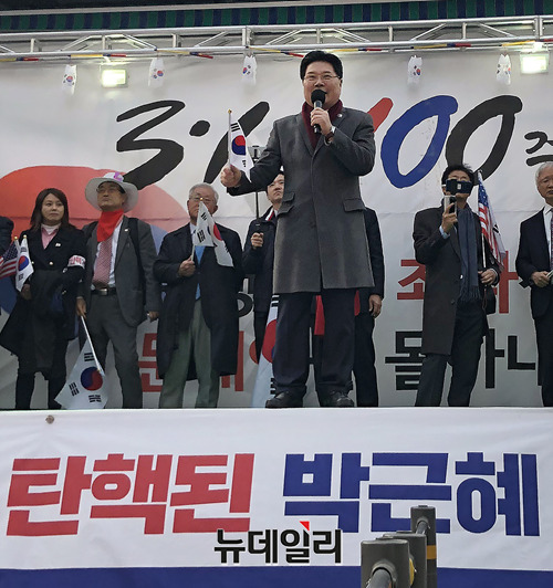 1일 오후 광화문광장 집회에서 발언하고 있는 홍문종 자유한국당 의원.ⓒ김현지 기자