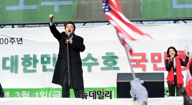 '국민 총궐기 대회' 인사말 중인 심재철 자유한국당 의원. ⓒ박성원 기자