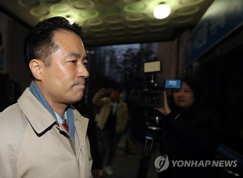▲ 손석희 JTBC 대표이사를 고소한 김웅씨가 마포경잘서에 출석하고 있다. ⓒ연합뉴스 무단 전재 및 재배포 금지