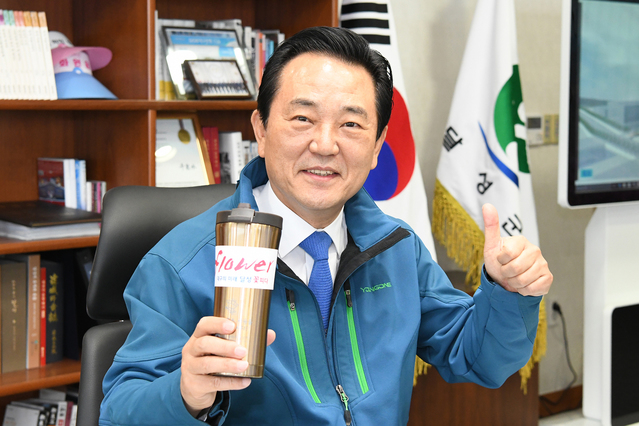 ▲ 김문오 군수가 지난 27일 군청 군수실에서 일회용 플라스틱컵 대신 개인 텀블러 사용을 권장하는 캠페인에 적극 동참했다.ⓒ달성군