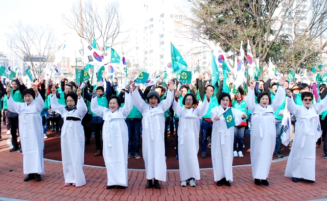▲ 지난 1일 남천둔치 야외공연장에서 열린 3.1운동 선언대회 행사는 3·1절 노래 제창, 만세 삼창 순으로 진행됐다.ⓒ경산시