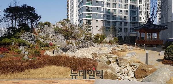▲ 환경부가 지난 1, 2일 충청과 강원 등 전국 9개 지역에 대해 미세먼지 비상저감조치를 발령한 가운데 미세먼지가 최악이었다. 사진은 3일 봄 기운이 완연한 충북 청주시 상당구 중흥S클래스 아파트 정원의 모습이다.ⓒ김정원 기자