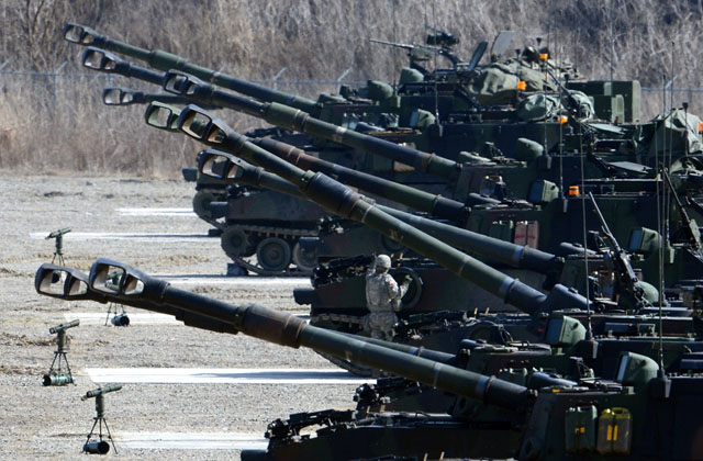 ▲ 2016년 3월 '키리졸브' 훈련과 독수리 연습 당시 미군의 M109A6 팔라딘 자주포들. ⓒ뉴시스. 무단전재 및 재배포 금지.