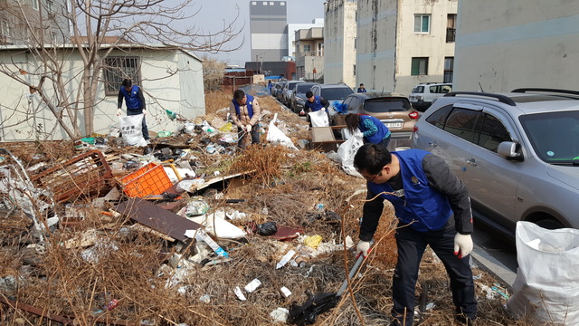 ▲ 경산시 중방동(동장 김중열)이 지난 달 28일 다가오는 제57회 경북도민체전을 맞아 주택가 환경정비를 펼쳤다.ⓒ경산시