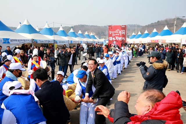 ▲ 주 무대인 왕돌초 광장에서 펼쳐진 ‘월송큰줄당기기 시연’ 장면.ⓒ울진군