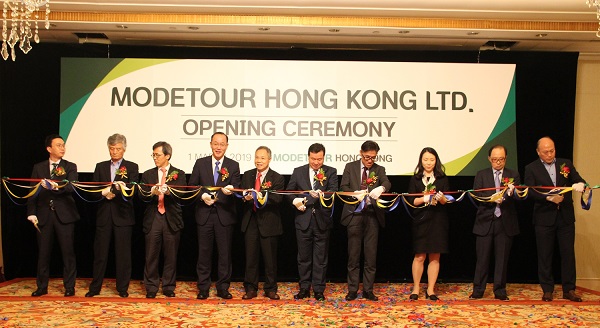 ▲ 모두투어의 홍콩법인 설립기념행사에서 한옥민 부회장(오른쪽 다섯번째)을 비롯한 참석자들이 테이프 커팅을 하고 있다. ⓒ모두투어