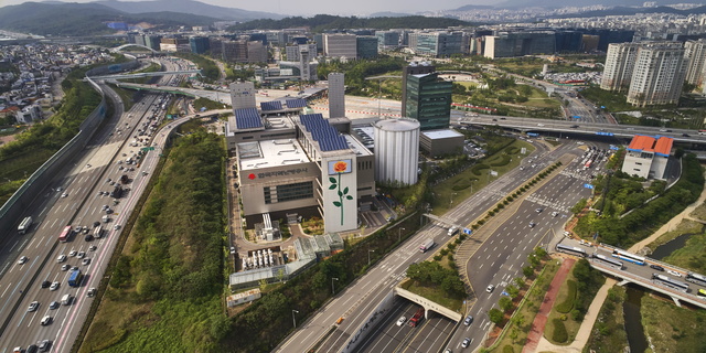 ▲ 한국지역난방공사가 미세먼지를 줄이기 위해 오는 2025년까지 2015년 대비 미세먼지 등 대기오염물질 30% 저감을 목표로 삼았다. 
 지역난방공사 판교지점. ⓒ지역난방공사