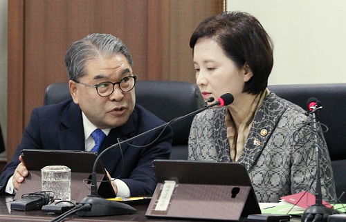 ▲ 4일 경기 용인교육지원청에서 유은혜 부총리 겸 교육부 장관(오른쪽)이 이재정 경기도교육감과 한유총 개학연기 사태 등에 대해 이야기를 나누고 있다. ⓒ교육부