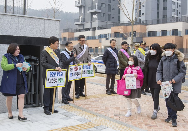 ▲ 최교진 교육감을 비롯한 세종시교육청 직원들이 4일 ‘첫 등교를 축하합니다’라는 문구의 어깨띠를 착용하고 신설학교 정문과 횡단보도 등에서 첫 등교하는 학생들을 환영하며 등굣길 안내와 교통안전 지도를 실시했다.ⓒ세종시교육청