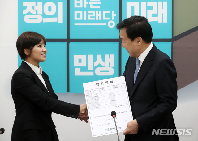 ▲ 김소연 대전시의원이 4일 서울 여의도 국회에서 열린 바른미래당 입당식에서 손학규 바른미래당 대표와 악수하고 있다. ⓒ뉴시스