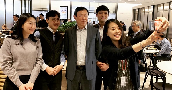 ▲ 신동빈 롯데 회장이 4일 서울 잠실 롯데월드타워 구내식당에서 식사를 한 후 직원들과 ‘셀카’를 찍고 있다. ⓒ롯데