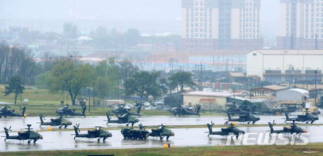 ▲ 2018년 3월 키리졸브-독수리연습 당시 평택 기지에 주기 중인 AH-64 아파치 헬기들. ⓒ뉴시스. 무단전재 및 재배포 금지.
